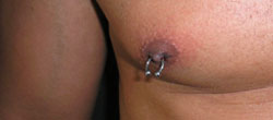 piercing σε αντρικό στήθος